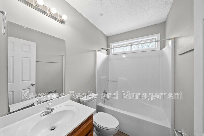 Building Photo - 191-2 Oak St.