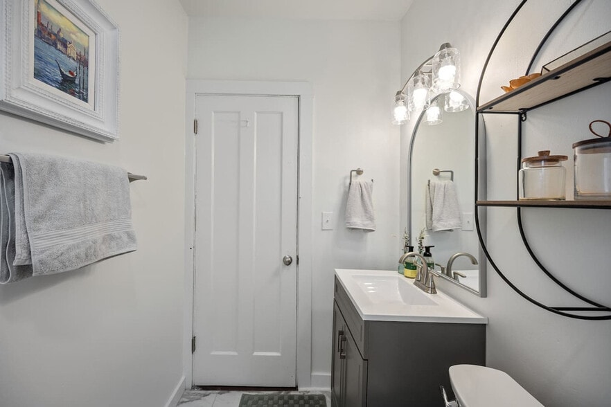 Building Photo - 6423 Kennedy Ave