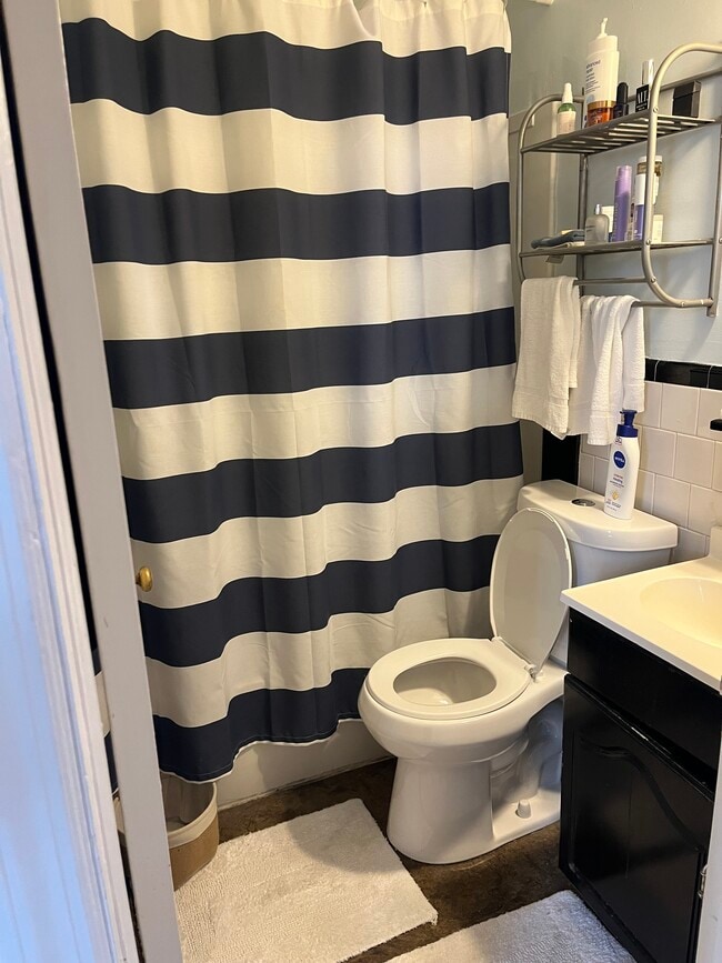 Full Size Bathroom - 1412 Light St