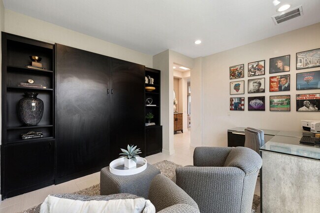 Building Photo - 502 Desert Holly Dr