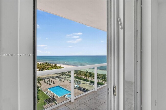 Building Photo - 5001 Collins Ave