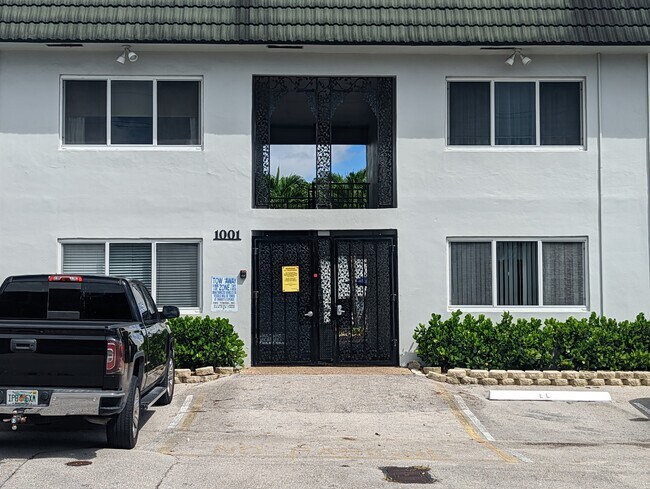 Building Photo - 1001 SE 16th St