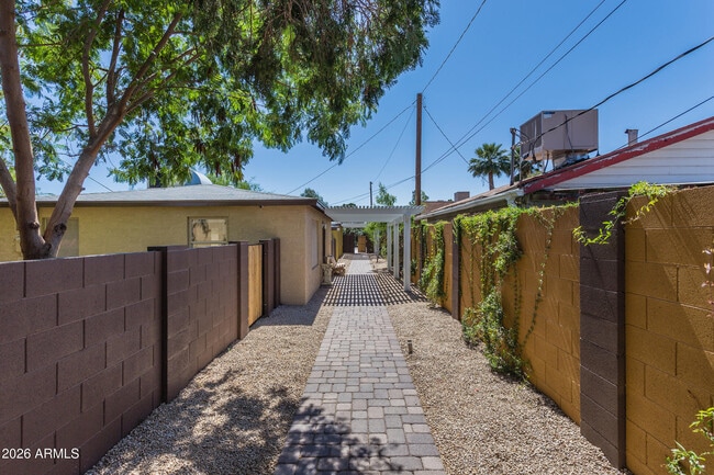 Building Photo - 1646 E Indianola Ave