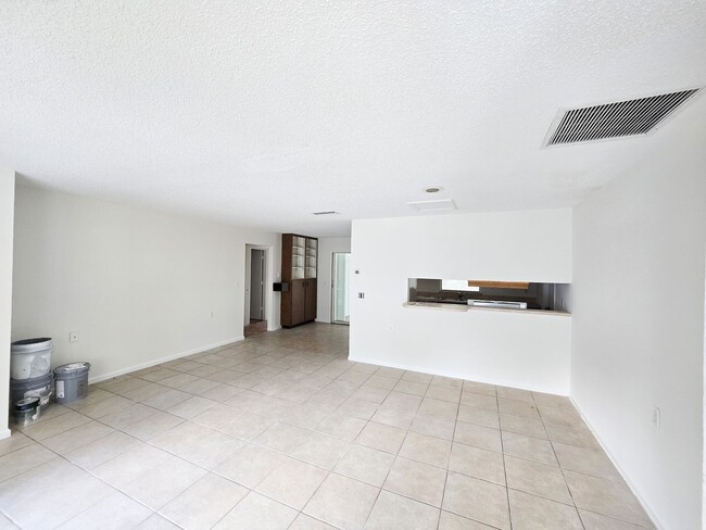 Building Photo - Charming 2 bed 2 bath in Vero Beach!