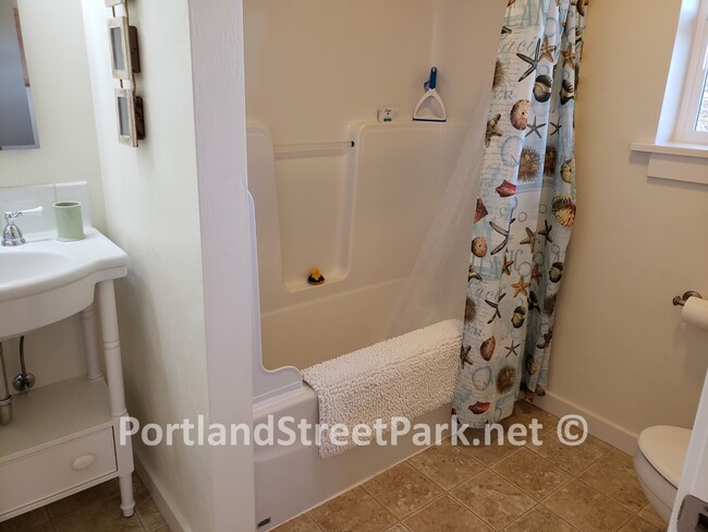 Tub/Shower - 2929 Portland St