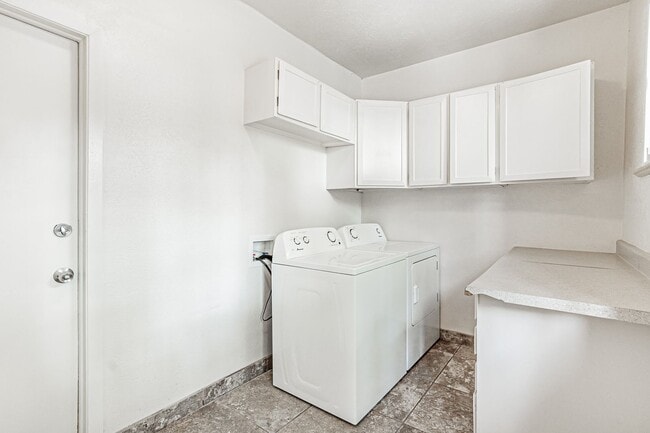 Building Photo - Spacious 3BD, 2BA Lakewood Half-Duplex wit...