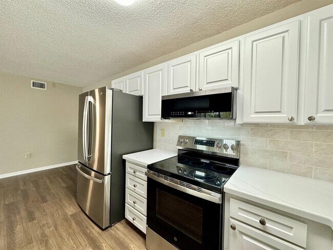 Building Photo - 3323 Crystal Ct E