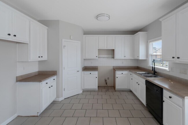 Building Photo - Beautiful large 4-bedroom home