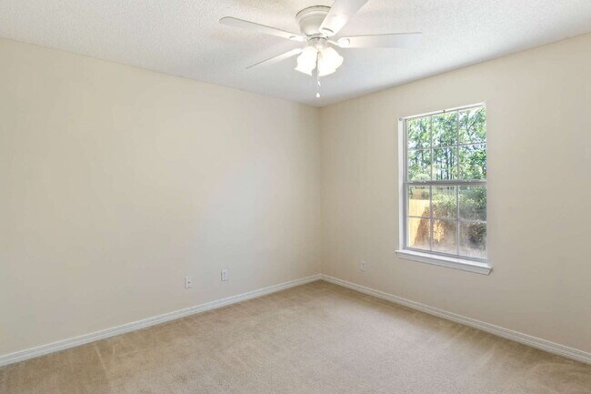 Building Photo - New Home for the Holidays – 4BR/2BA Near N...