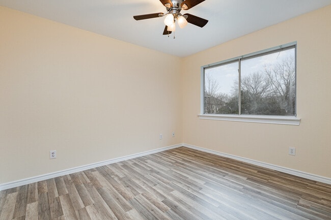 Building Photo - 704 White Oak St