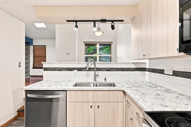 Building Photo - 3 bed, 3 full bath - perfect for roommates!