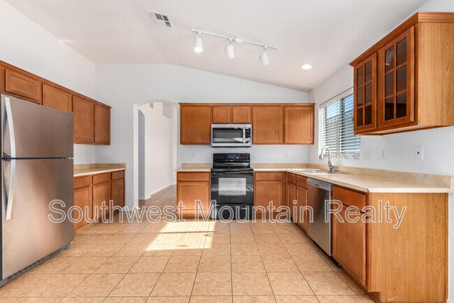 Building Photo - 1140 E Oak Rd