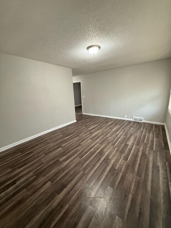 Building Photo - 5 Bedroom