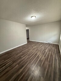 Building Photo - 5 Bedroom