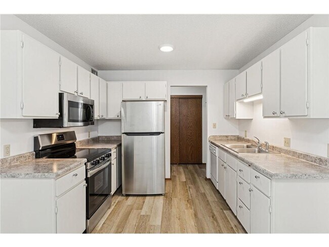 Building Photo - AVAILABLE NOW - Gorgeous 2 BR, 2 BA Condo, with Parking and Excellent Location