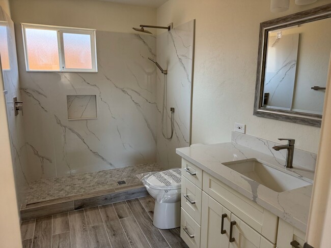 Building Photo - Beautiful Large Three Bedroom on Marina Av...