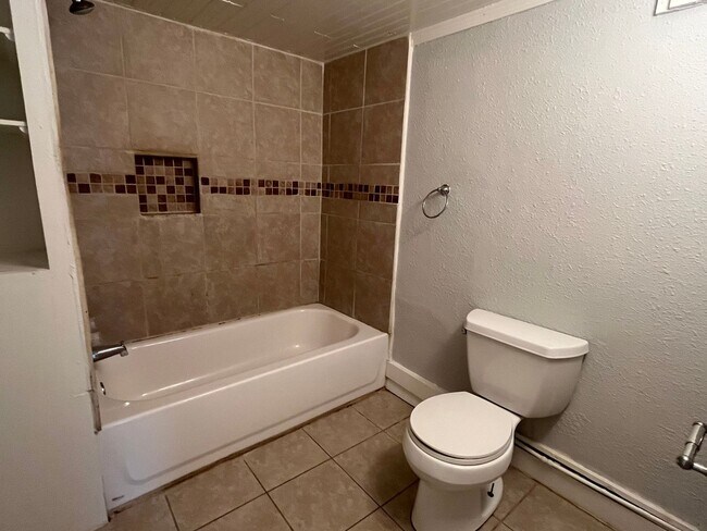 Building Photo - 3 Bedroom!