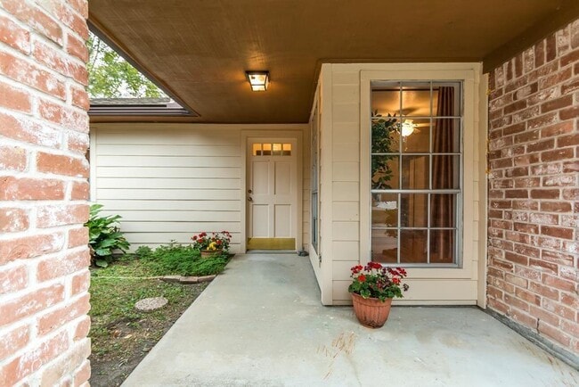 Building Photo - 805 Thornwood Dr