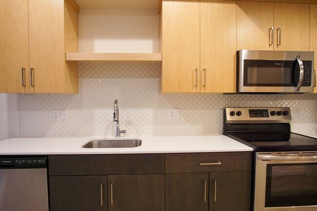 Building Photo - Spacious 2nd Floor 2-Bed in John's Landing...