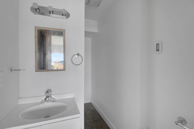 Building Photo - 2 Bed 2 Bath - Harbor View - Landscaping I...