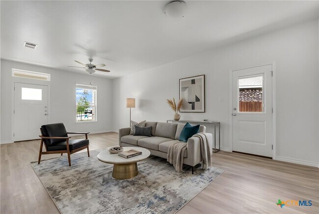 Building Photo - 1118 B Zora Dr