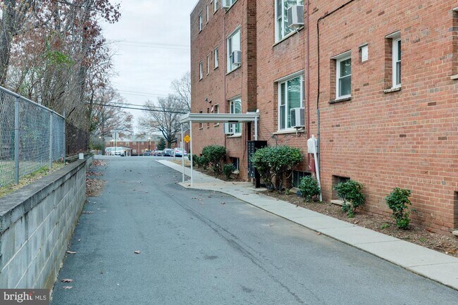Building Photo - 500 S Courthouse Rd