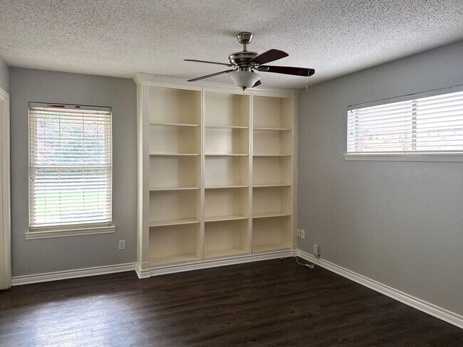 Building Photo - 3 Bedroom / 2 Bath