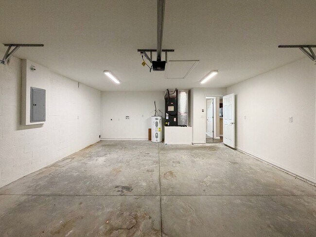 Building Photo - Desirable SE Neighborhood - 3/2/2 Silver Spring Shores **Available NOW**