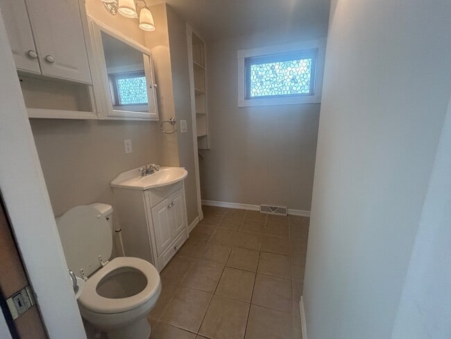 Building Photo - 127 Hyers St