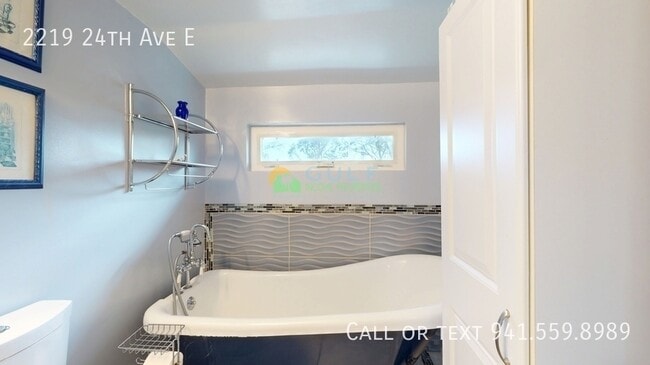 Building Photo - 2219 24th Ave E