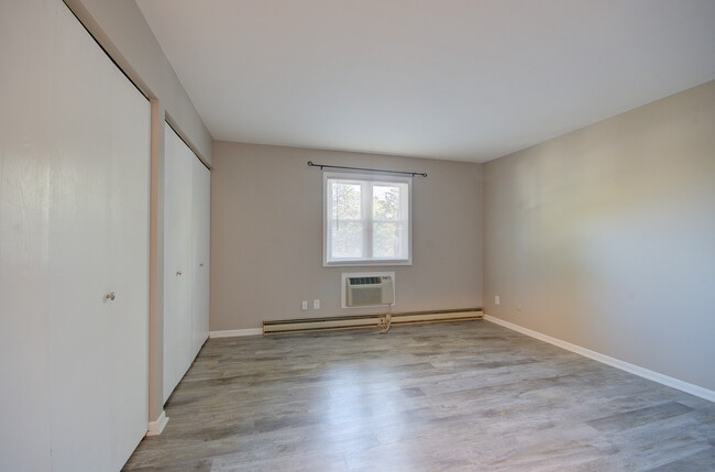 Building Photo - 24023 W Oak St