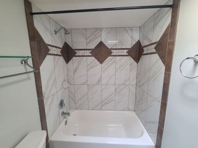 Building Photo - Charming Duplex Unit Available - Don't Miss Out!