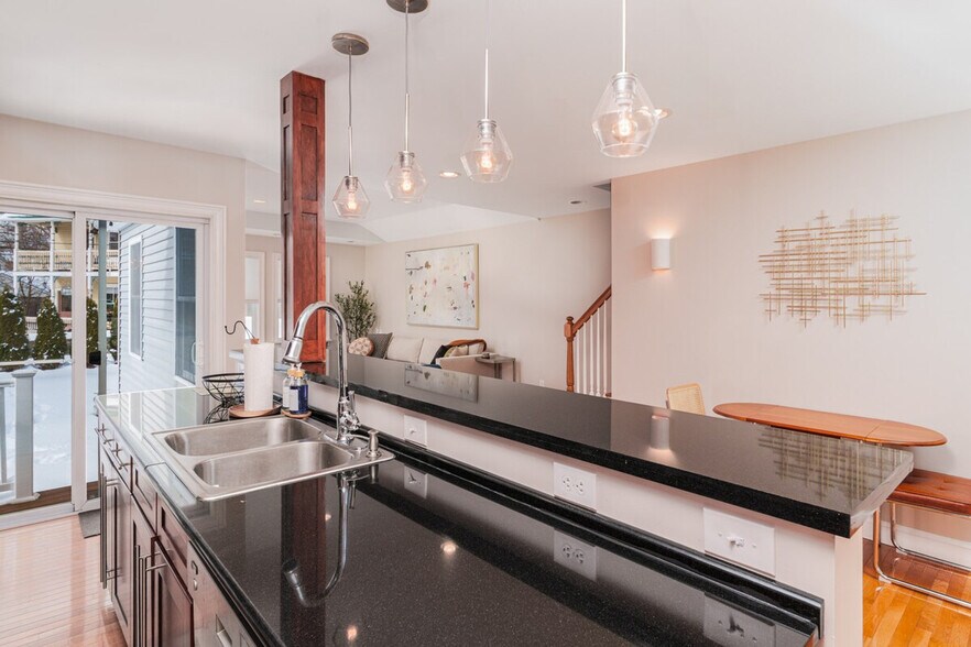 Building Photo - 99 W Circular St