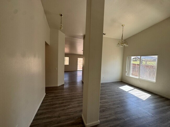 Building Photo - Beautiful home with option to expand