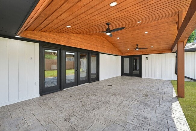 Building Photo - 2415 Moss Hill Dr