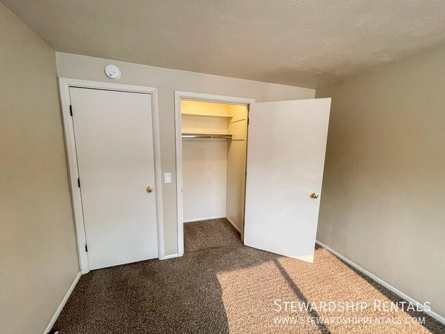 Building Photo - 2 Bd in Prime Campus Location!