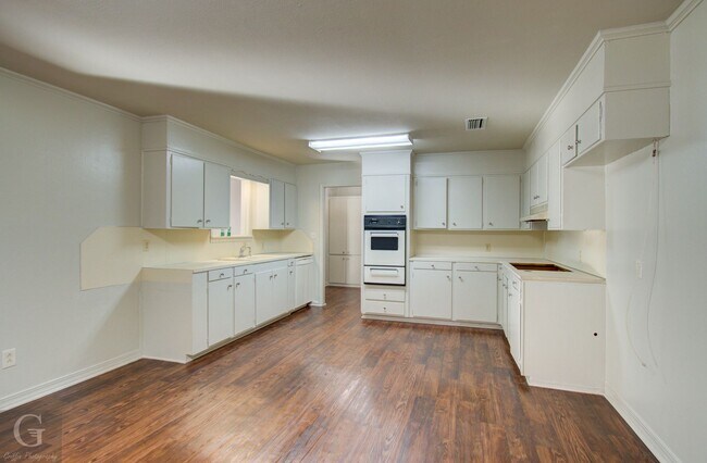 Building Photo - 4 bedroom 2.5 bathroom **$300 OFF 1ST MONTH