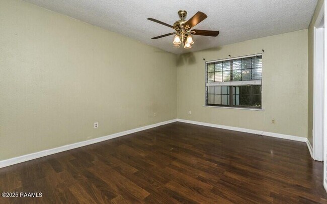 Building Photo - 107 Village Ln