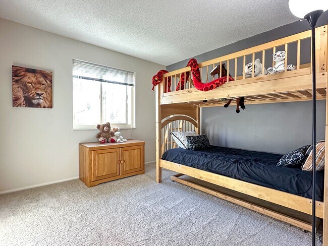 Building Photo - Updated Single-Family Home with Large Back...