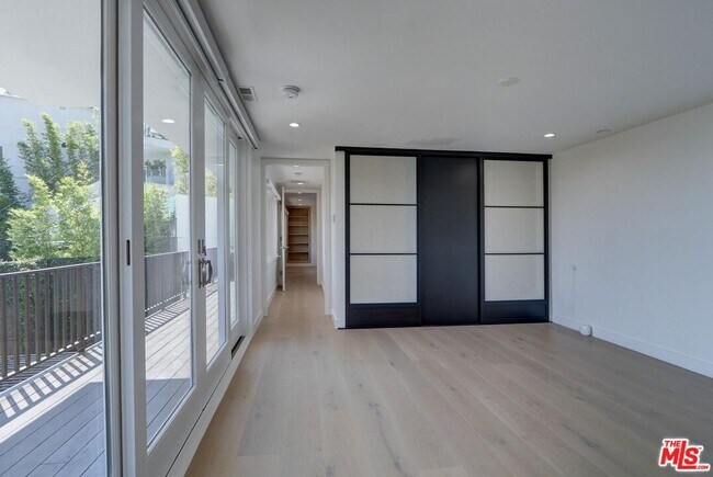Building Photo - 8528 Hillside Ave