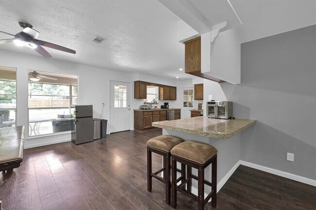 Building Photo - 5928 Sinclair Dr
