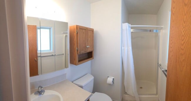 Building Photo - 3 bed, 3 bath Home in Sunnydell area Rexburg