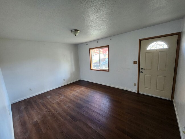 Building Photo - 3 bedroom house