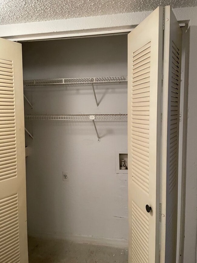 Building Photo - Venetian place two bedroom Condo