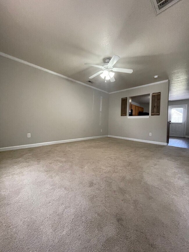 Building Photo - Splendid on Springwood