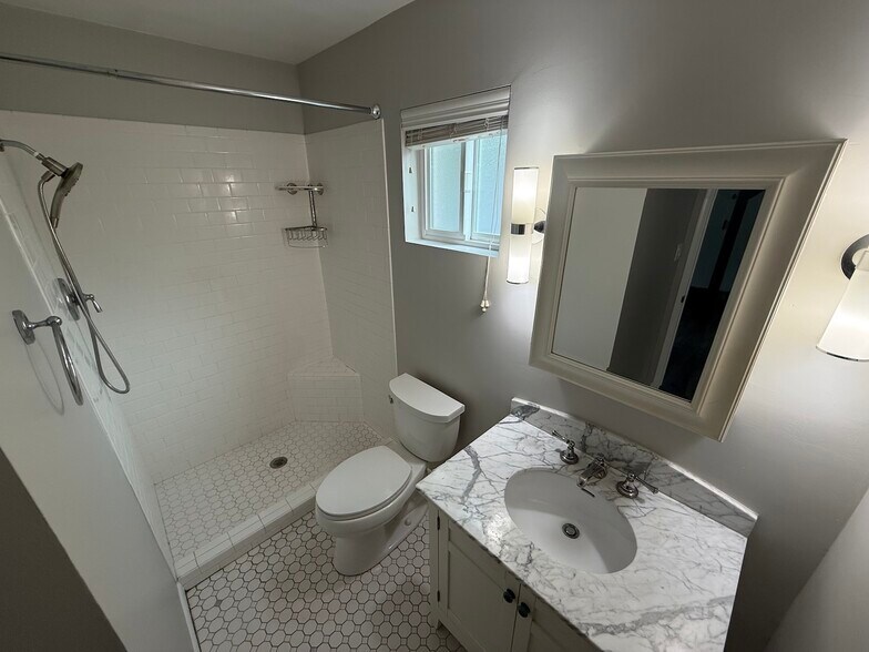 Building Photo - 8161 N 1st Dr