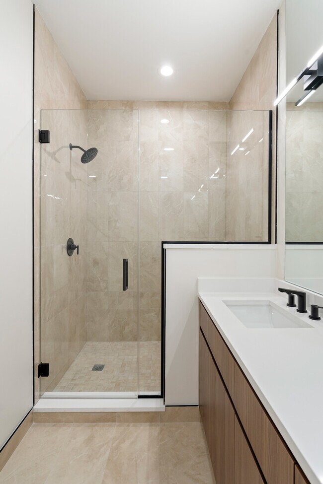 Building Photo - 406 E 50th Pl