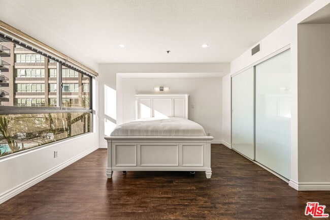 Building Photo - 727 S Ardmore Ave