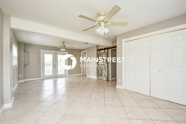 Building Photo - 3 Bedroom Pet-Friendly Home in Fort Myers, FL with Main Street Renewal