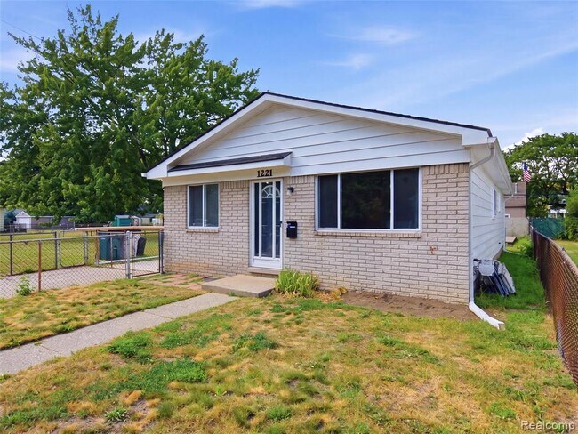 Building Photo - 1221 E Granet Ave